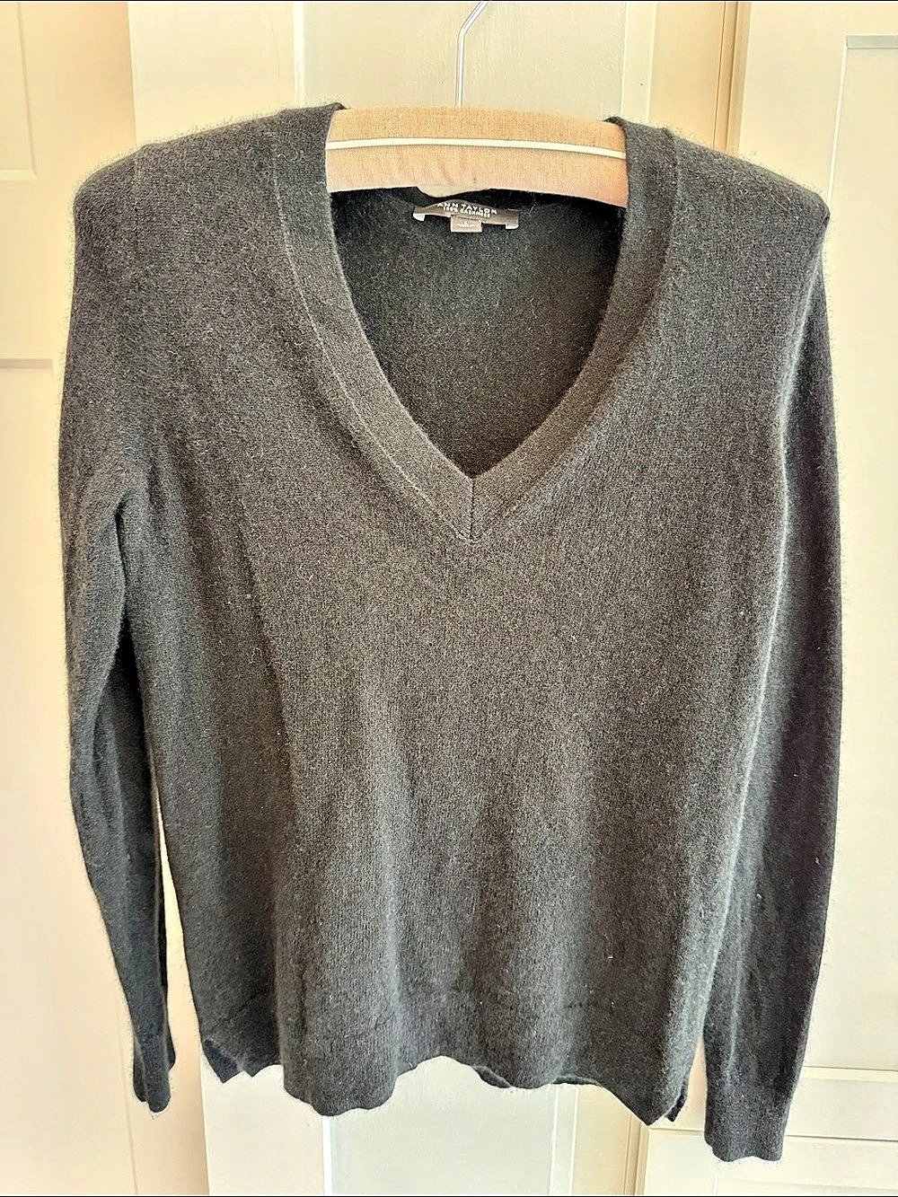 Ann Taylor Cashmere V-Neck Sweater Size Small